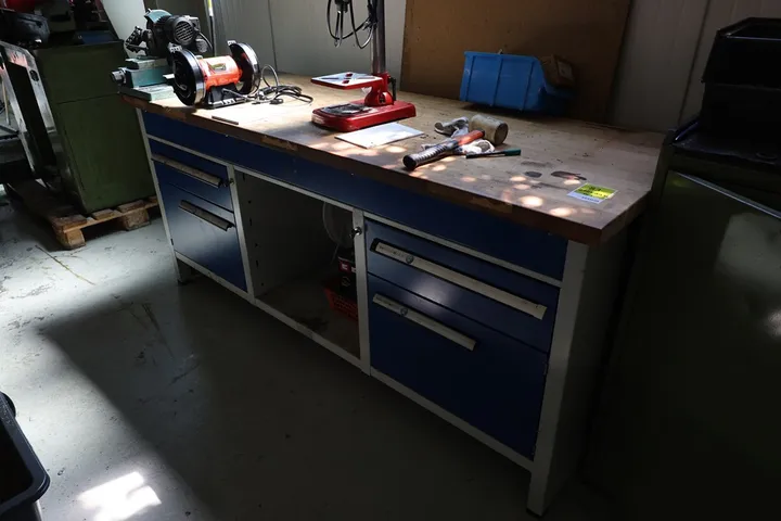 1 x Werkbank Maße: 200 x 70 x 90 cm